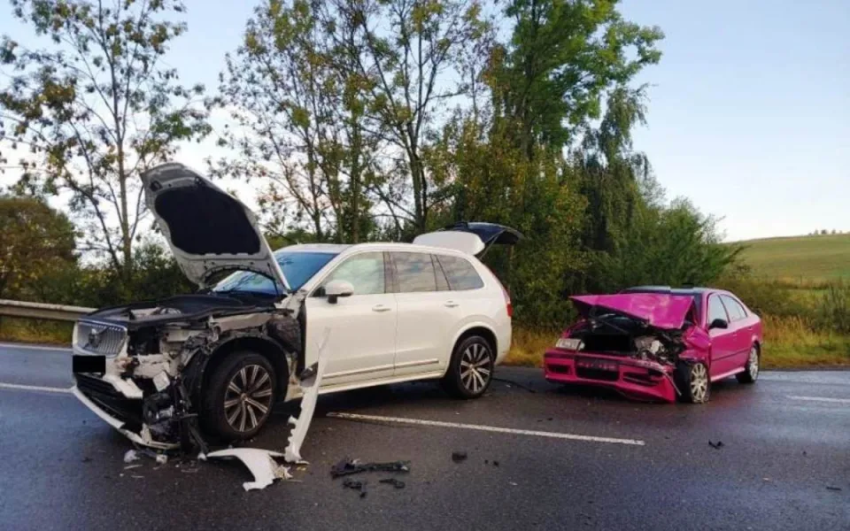 Ranní bouračka na Hosáku. Tři auta se srazila, na místě jsou zranění