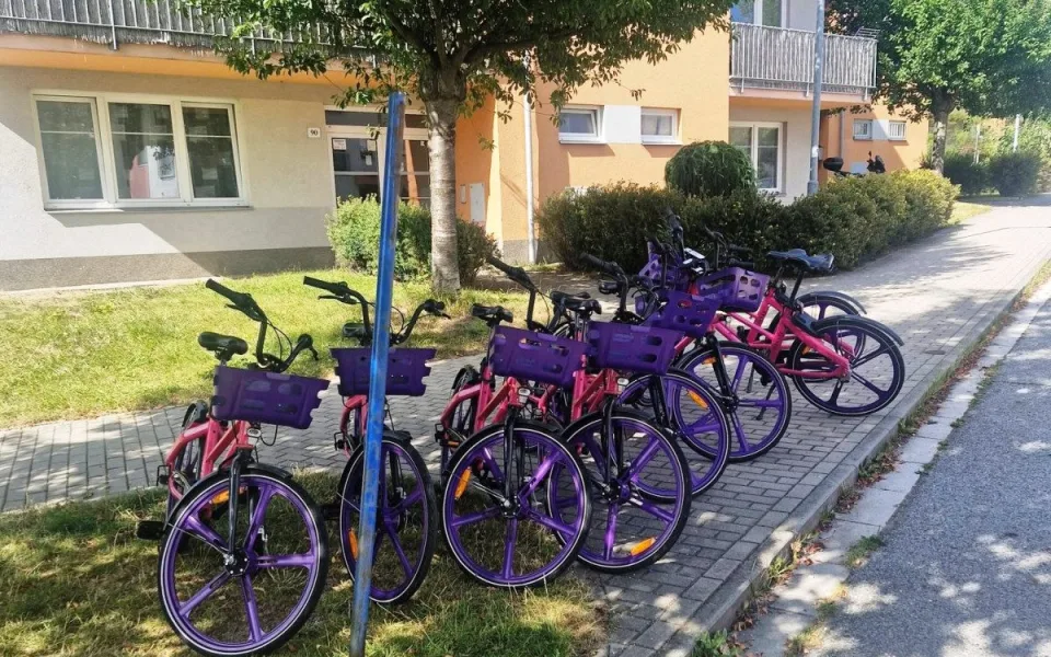 Sdílená kola i v Hruškových Dvorech, lidé to vítají. Koloběžky ve městě zatím nebudou