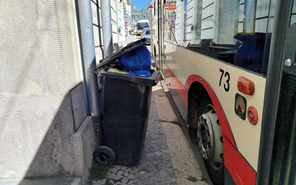 Nejužší chodník v Jihlavě aneb zrcátka trolejbusů těsně u hlavy. Město radí přejít na druhou stranu