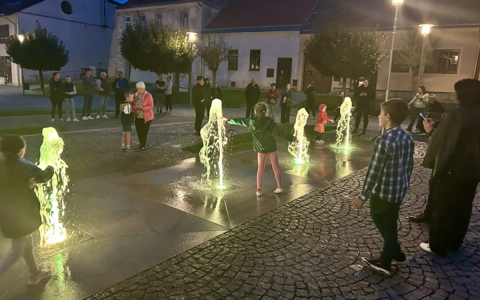 VIDEO: V Třešti mají novou atrakci. Barevné fontány lidé chválí i kritizují