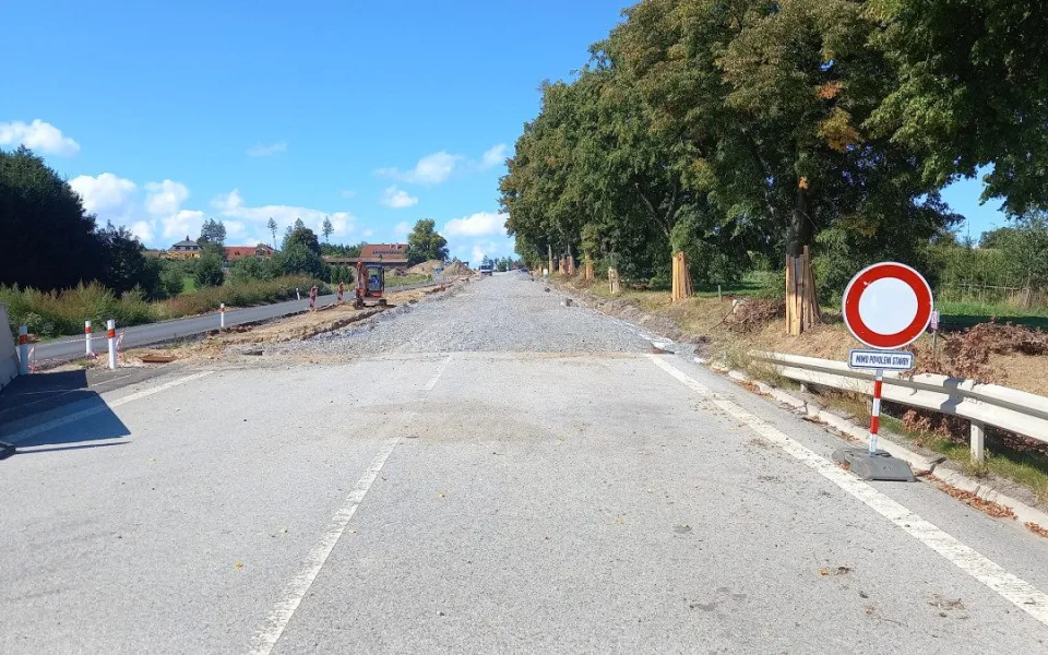 FOTO: Dělníci pracují na obchvatu Rytířska. Za měsíc a půl tam mají jezdit auta