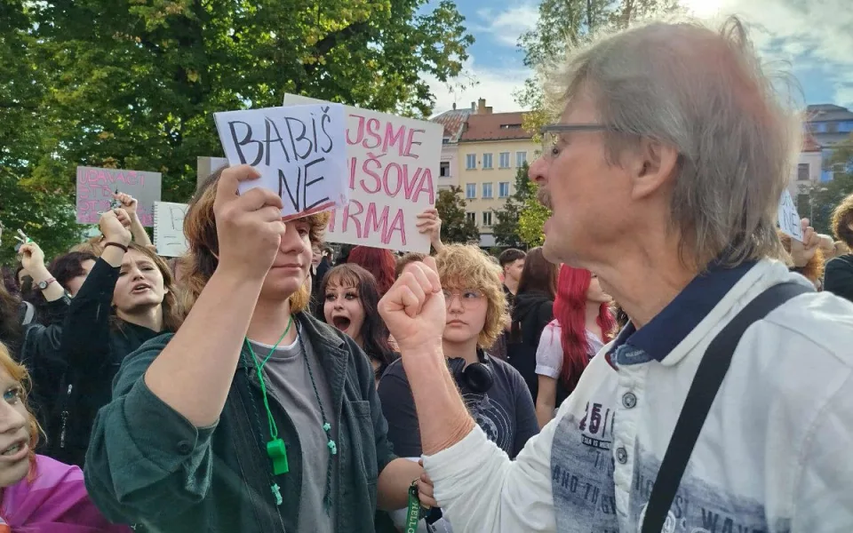 VIDEO: Stát není firma, Babiše už ne. Šéfa hnutí ANO v Jihlavě čekali mladí odpůrci