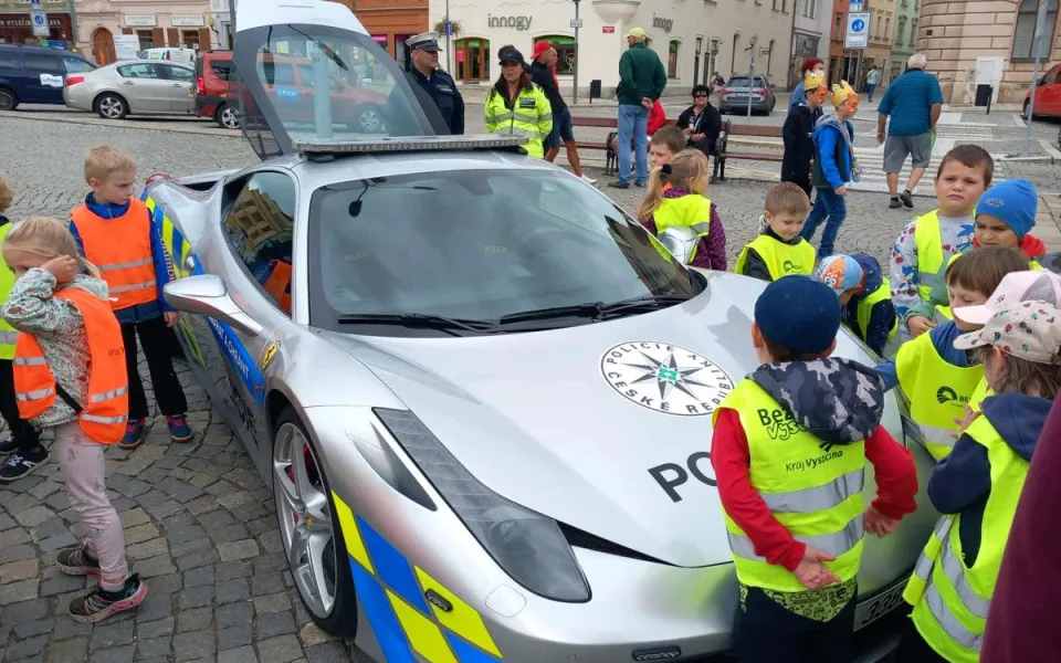 Policie se v Jihlavě ukázala malým i velkým. Velký zájem vzbudilo Ferrari