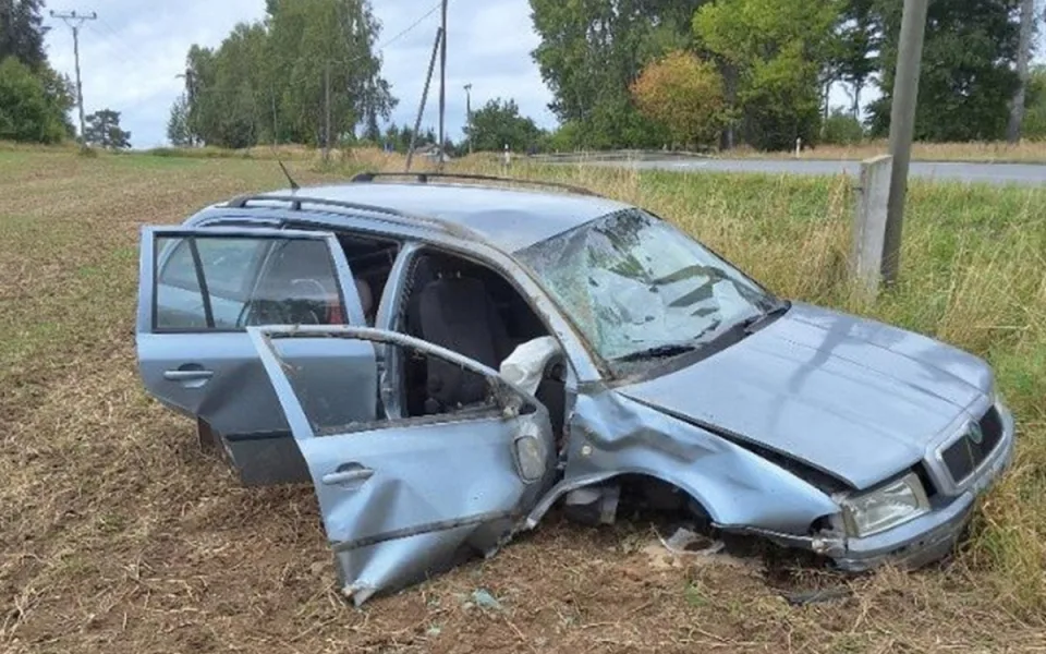 Řidička narazila do mostku a auto šlo několikrát přes střechu, tři děti se zranily. Foto: Se svolením Policie ČR