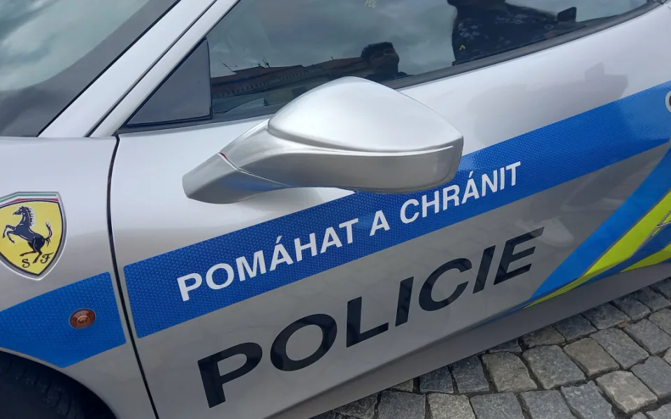 FOTO: Policejní ferrari poutalo pozornost. Řídit ho smí jen tři lidi v republice