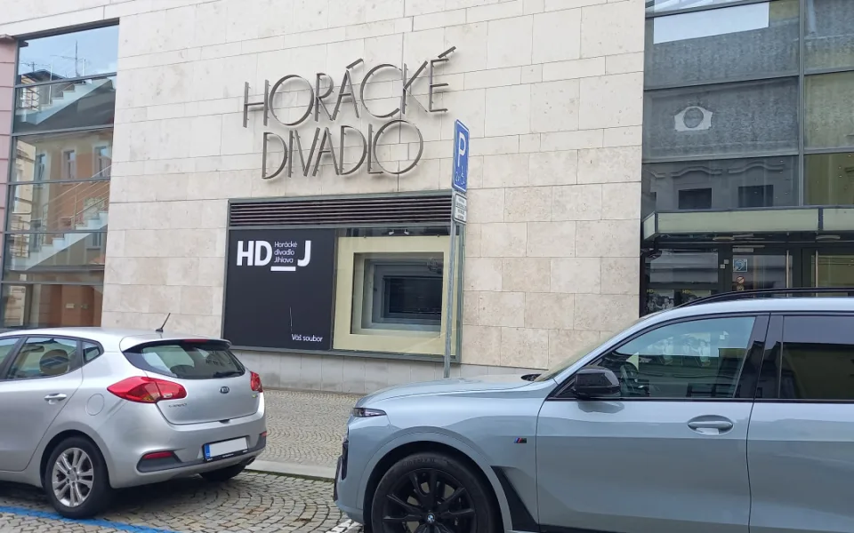 Parkování v Jihlavě XVII: Autem do Horáckého divadla? To není žádný problém