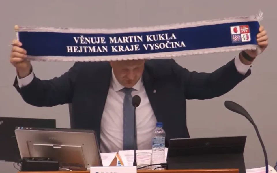 Hejtman Kukla ukázal stuhu pro hasiče. To není žádná novinka, reagoval Běhounek. Foto: Se svolením Kraje Vysočina (video)