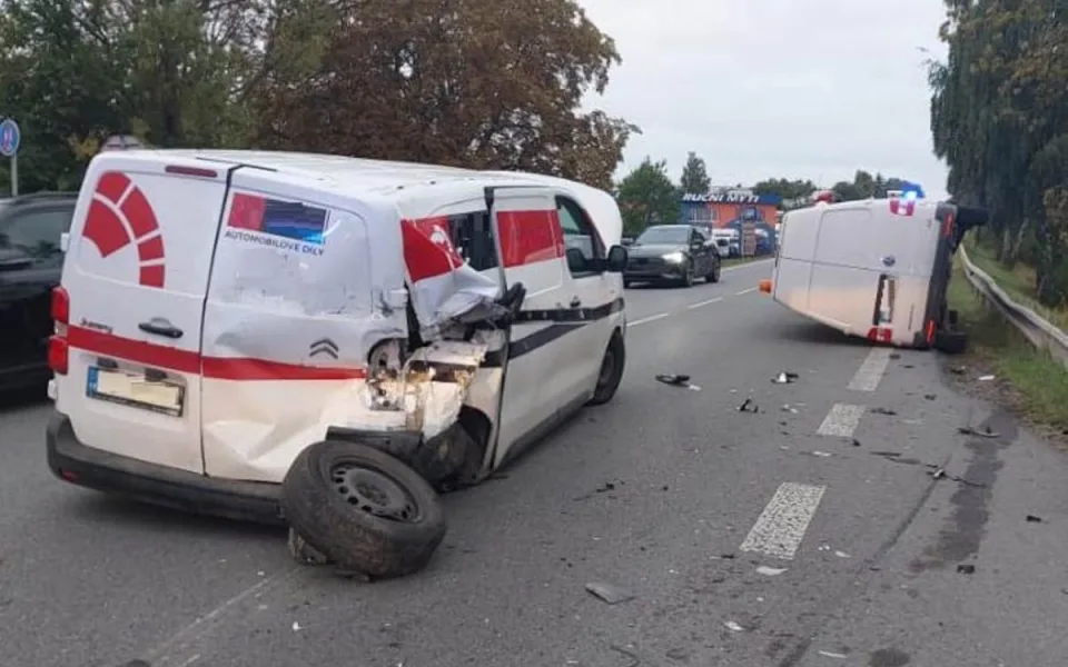 Na Hosáku se srazily dvě dodávky, jeden člověk se zranil. Místo je průjezdné