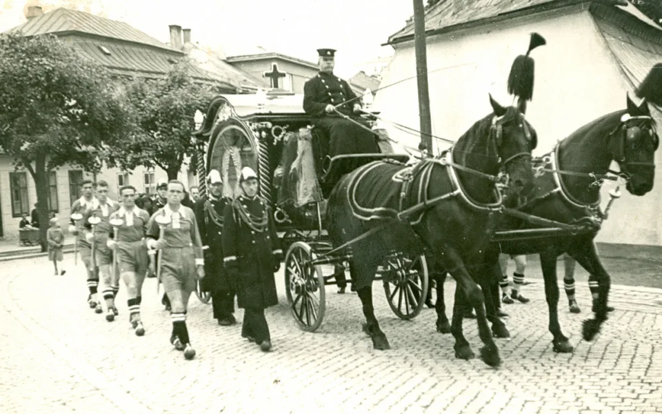 Ještě v roce 1960 vzbuzovaly pohřební vozy, tažené koňmi, v jihlavských ulicích pozornost. Před rokem 1950 to byl až na výjimky jediný způsob přepravy zemřelých na hřbitov. Foto: Poskytl Stanislav Jelínek