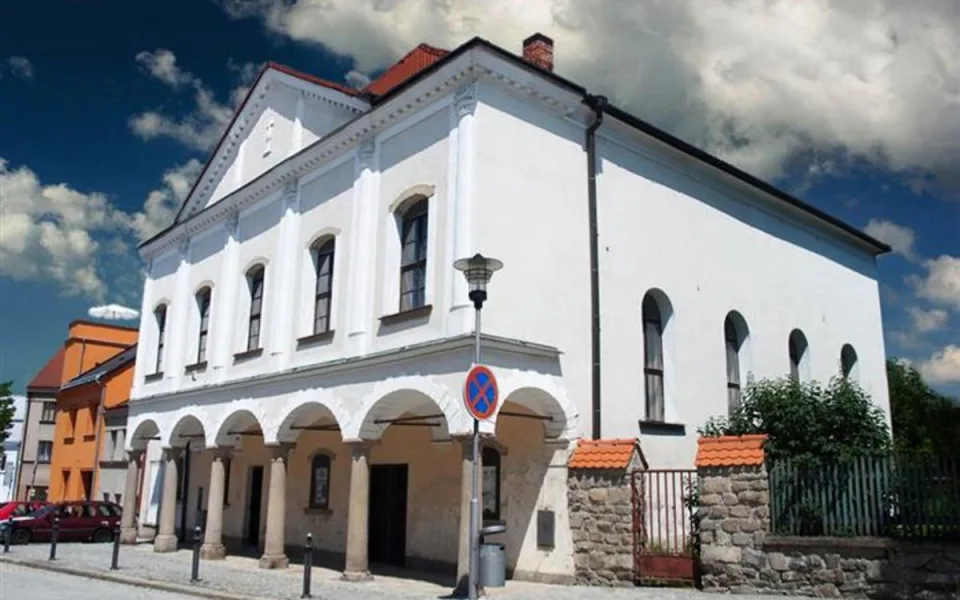 Dvě staletí stará empírová synagoga v Třešti slouží i jako kulturní prostor
