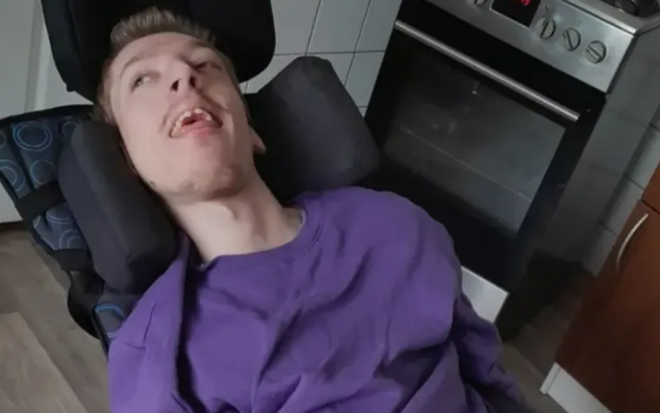 Maminka z Dobronína nonstop pečuje o nemocného syna. Ten potřebuje speciální kočárek