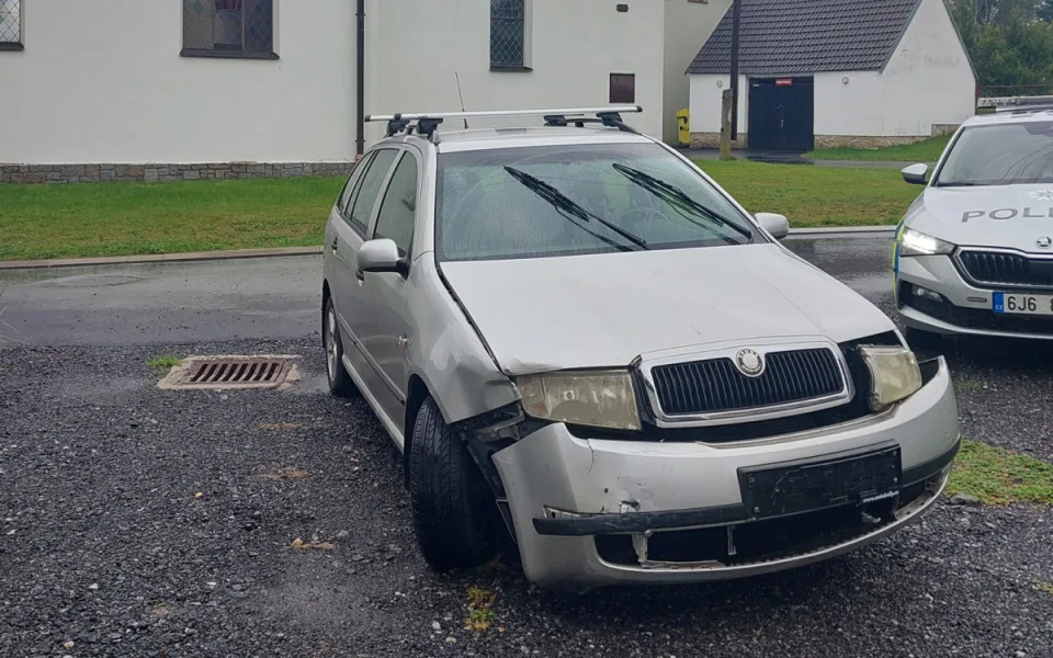 Řidič na křižovatce naboural tři auta a ujel. Auto stálo odemčené v Třeštici. Foto: Se svolením Policie ČR