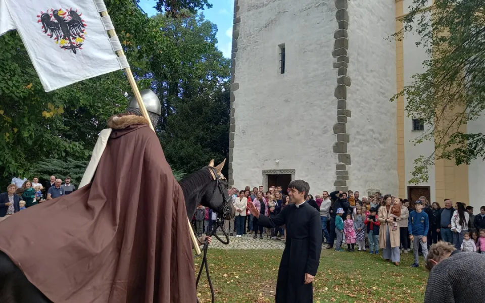 FOTO: Před kostel v Lukách nad Jihlavou přijel v poledne svatý Václav na koni