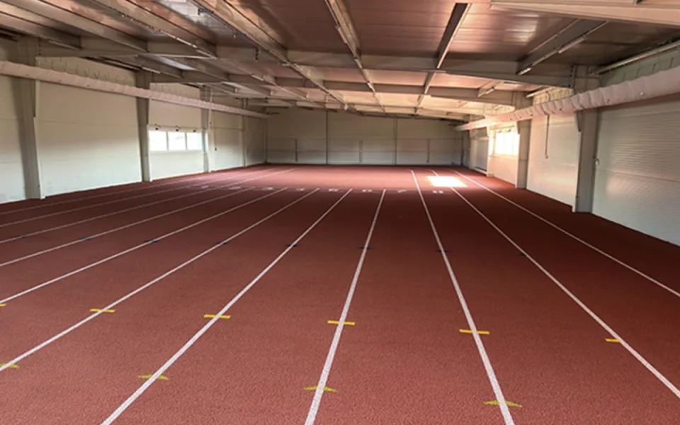 Třebíč slavnostně otevřela atletický tunel, v Jihlavě něco podobného zatím chybí. Foto: Se svolením TJ Spartak Třebíč