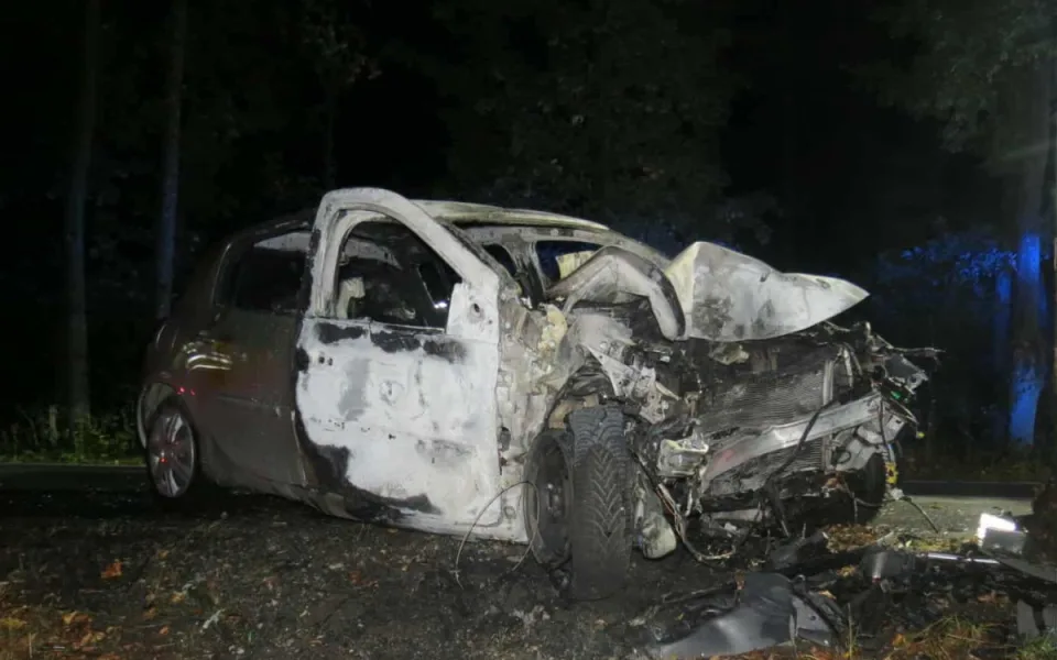 U Benátek v noci hořelo auto, řidič zůstal zaklíněný uvnitř a zemřel