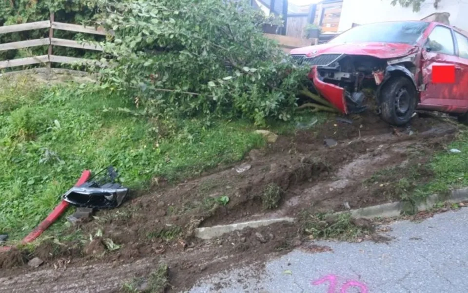 Řidič v Brtnici měl problém vejít se na silnici. Poškodil vše, co mu stálo v cestě