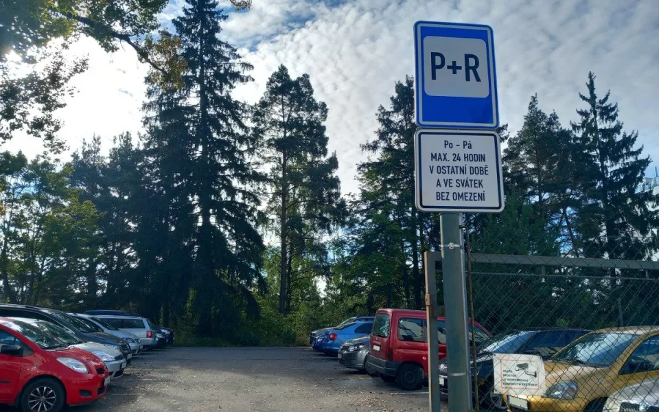 Parkování v Jihlavě XVIII: Parkovitě u krajského úřadu nabízí téměř sto míst zdarma