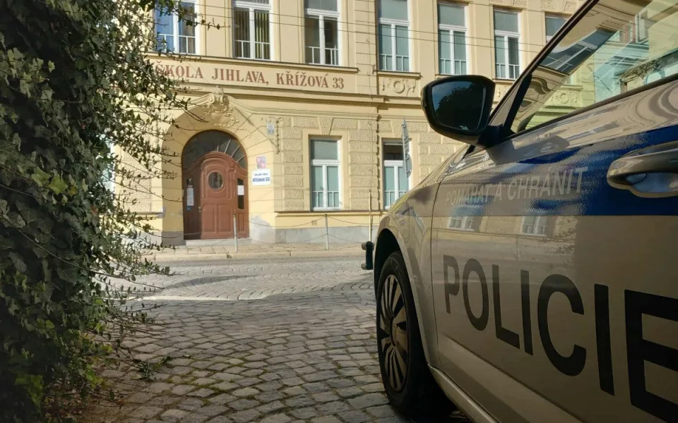 Aktuálně z Jihlavy: Žáci a učitelé ze ZŠ Křížová jsou evakuováni kvůli bombě