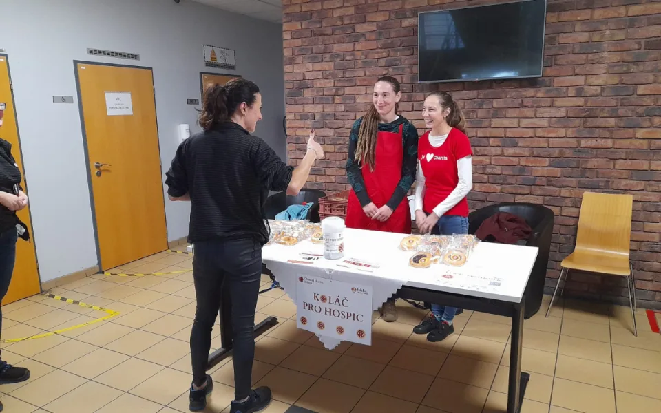 Lidé si dnes mohou koupit Koláč pro hospic. Pochutnají si a pomohou dobré věci. Foto: Se svolením Oblastní charity Jihlava
