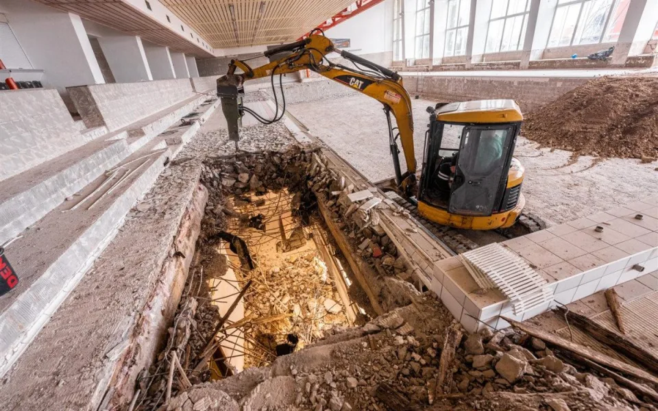 FOTO: V jihlavském bazénu E. Rošického pracuje bagr, dírou je vidět o patro níže. Foto: Se svolením města Jihlava