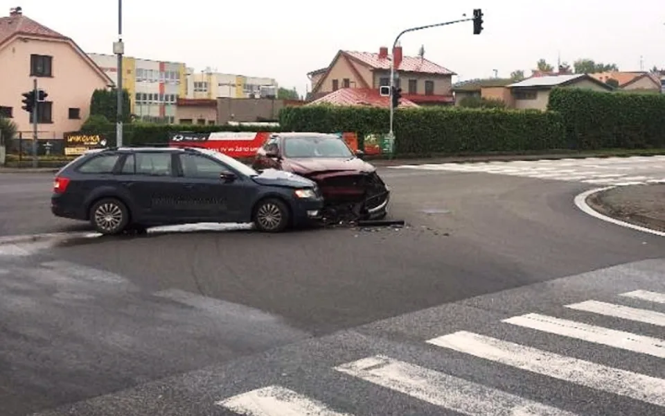 Řidič Škody jel na červenou a srazil se s Jaguarem, škoda je přes 400 tisíc