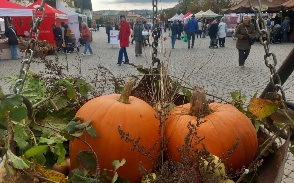 FOTO: Jihlavské náměstí ožilo podzimním jarmarkem. V nabídce jsou i záclony