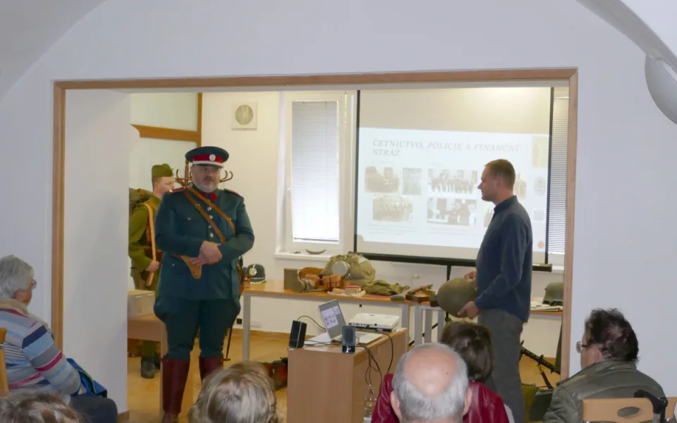 FOTO: V Lukách se vyprávělo o konci první republiky, lidé viděli i dobové uniformy. Foto: Se svolením Tomáše Bartuška