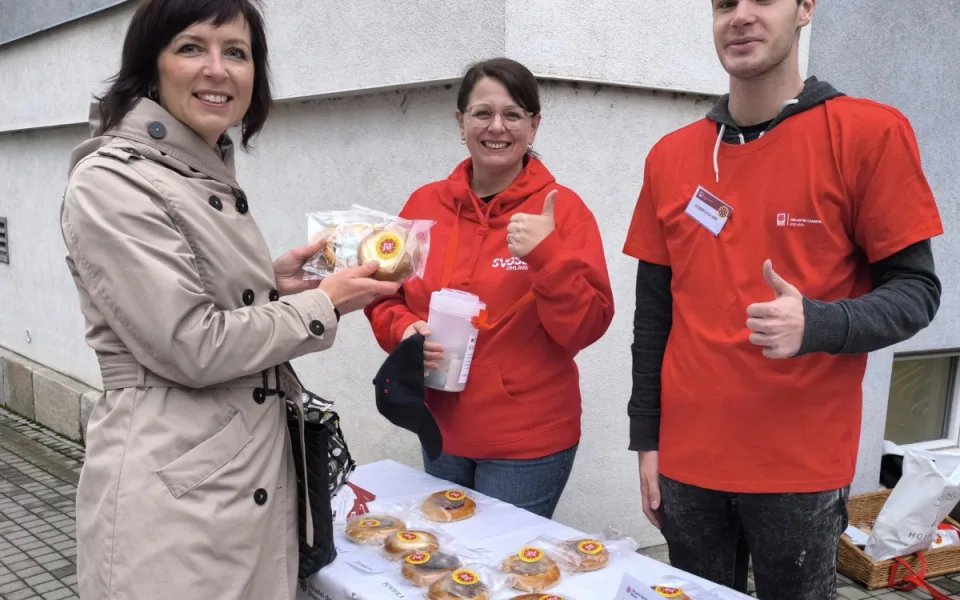 FOTO: Letošní charitativní sbírka Koláč pro hospic byla úspěšná. Nezbyl ani jediný. Foto: Se svolením Oblastní charity Jihlava