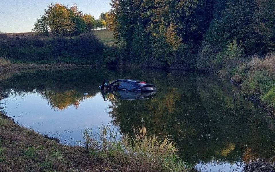 Kuriozní havárie na Žďársku: Porsche skončilo v rybníku, škoda je sedm set tisíc. Foto: Se svolením Policie ČR