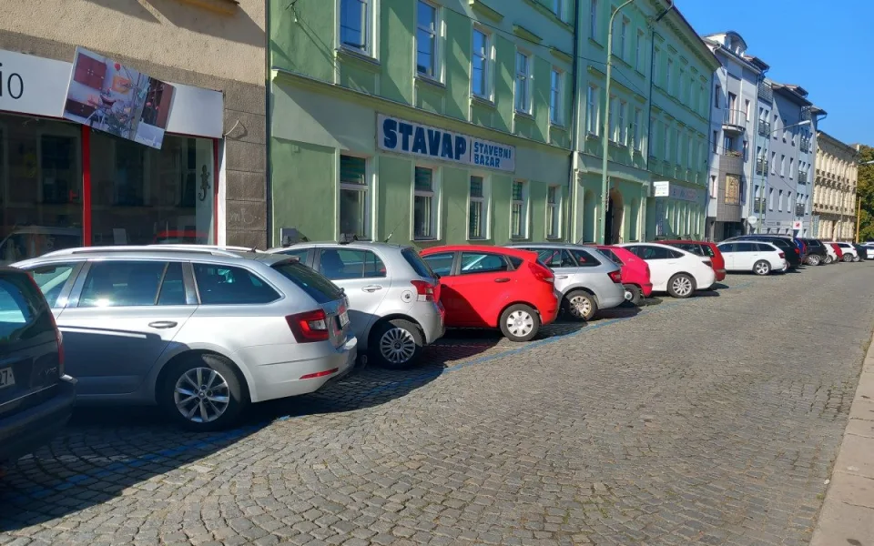 Parkování v Jihlavě XIX: Při vyzvednutí zásilky se parkování platit nemusí