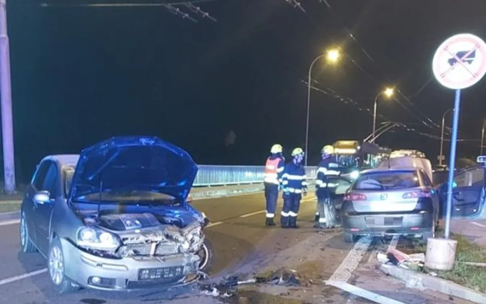 Mladá řidička při odbočování nabourala auto v protisměru, zranily se tři ženy. Foto: Se svolením Policie ČR