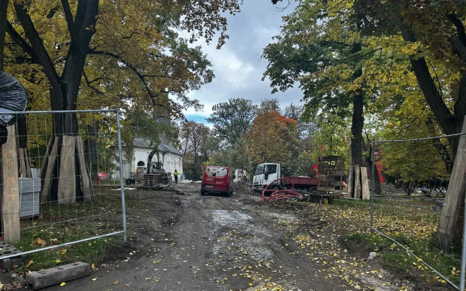 FOTO: Ve Smetanových sadech mají dělníci plno práce, musí stihnou otevření arény