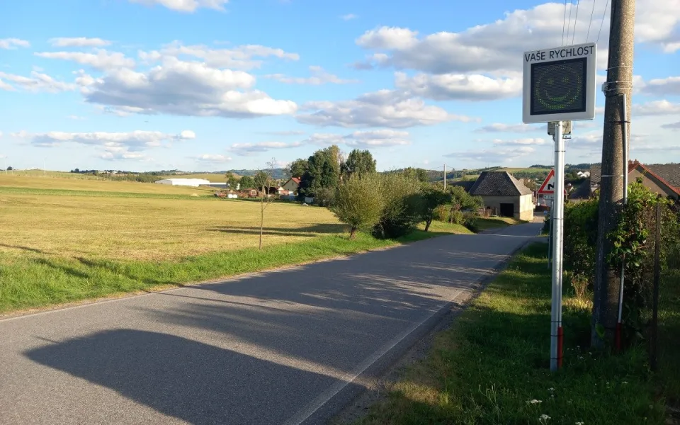 Informativní radar ke zpomalení na předepsanou rychlost stačí, hlasovali čtenáři