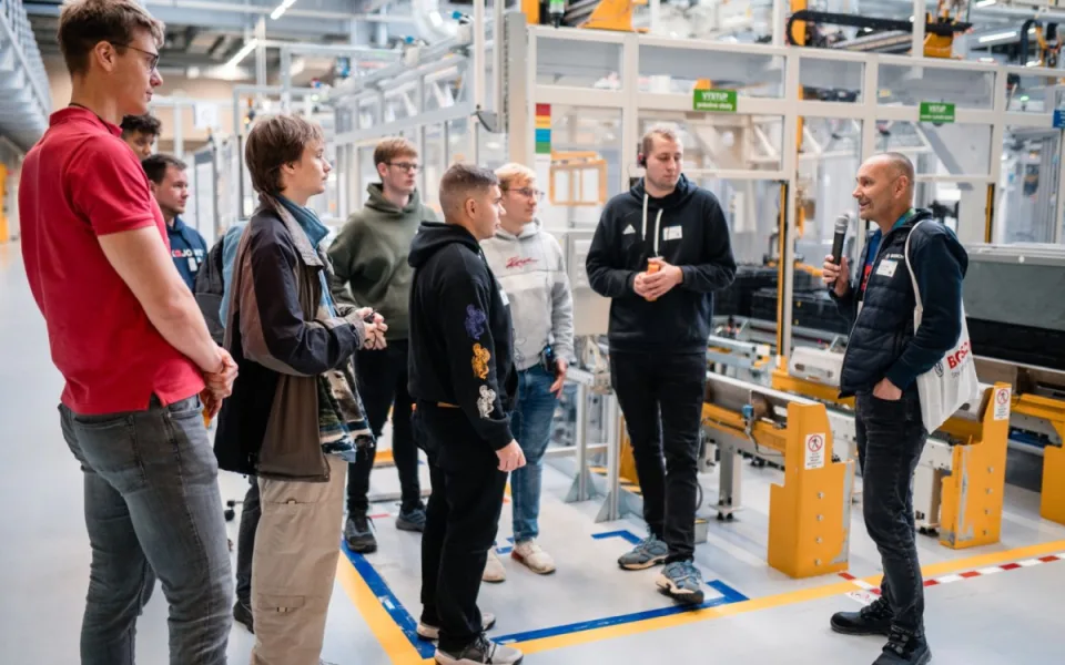 Bosch představil studentům firmu, výrobu a moderní automobilové technologie