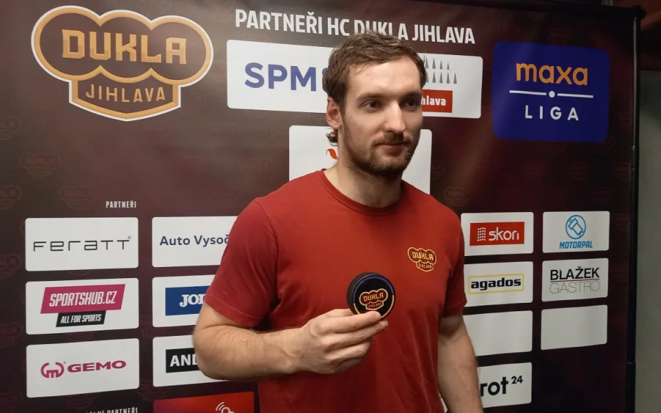 VIDEO: Menšík má puk, kterým dal první gól v aréně, trenér Ujčík se hodně mračil