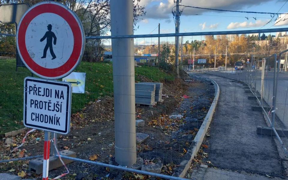 FOTO: Křižovatka u Sila je opět plně průjezdná, chodci musí koukat pod nohy