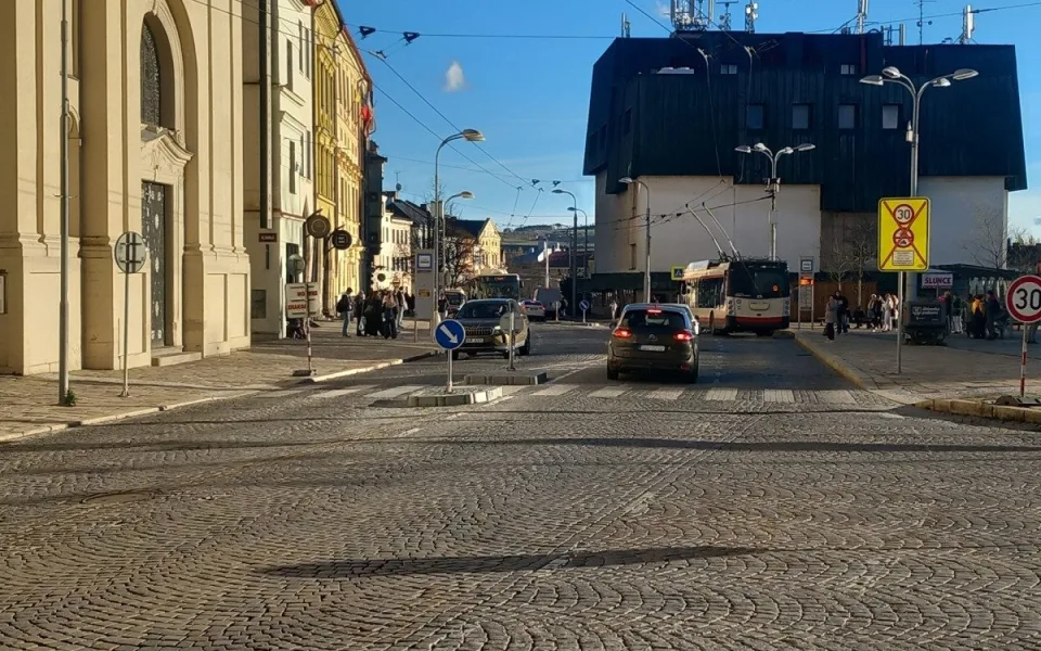 Jihlavské náměstí bude průjezdné ještě deset dní. Čtenáři by tam auta nechali