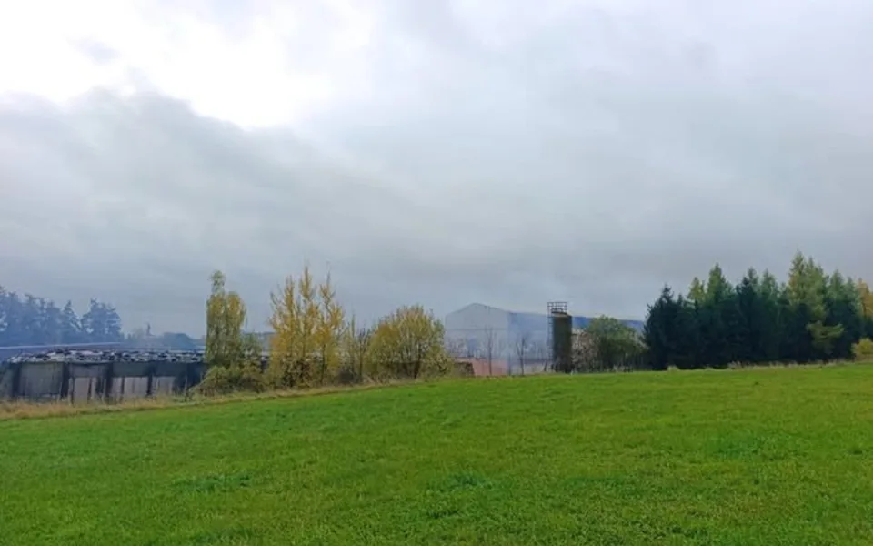 Dušejovem se týden po požáru ještě může nést kouř. Hasiči mají vše pod kontrolou
