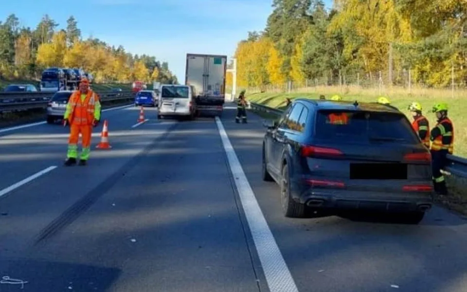 Aktuálně: Na dálnici bourala tři vozidla. V místě se tvoří kolony