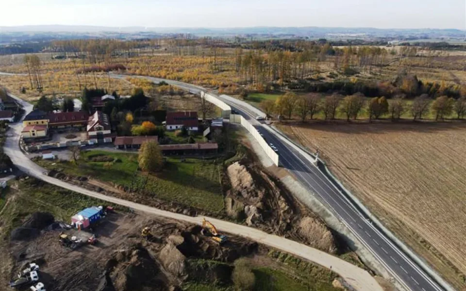 Mezi Jihlavou a Žďárem přibyl obchvat Rytířska. Má dvě protihlukové stěny