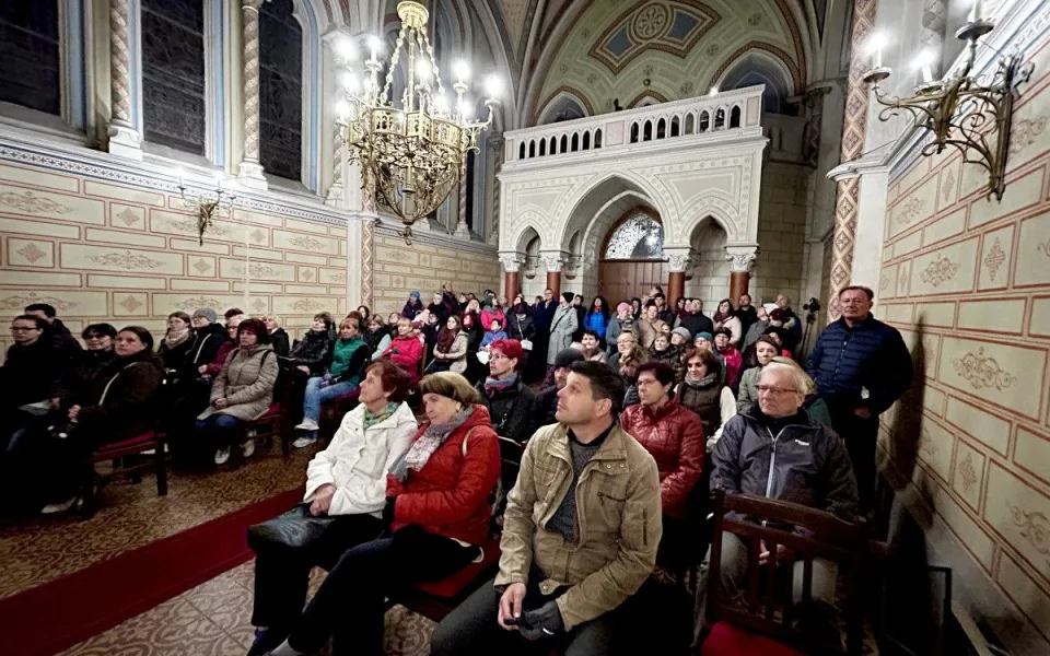 VIDEO: Jihlavská kaple se večer otevřela veřejnosti. Prohlídka zajímala stovky lidí