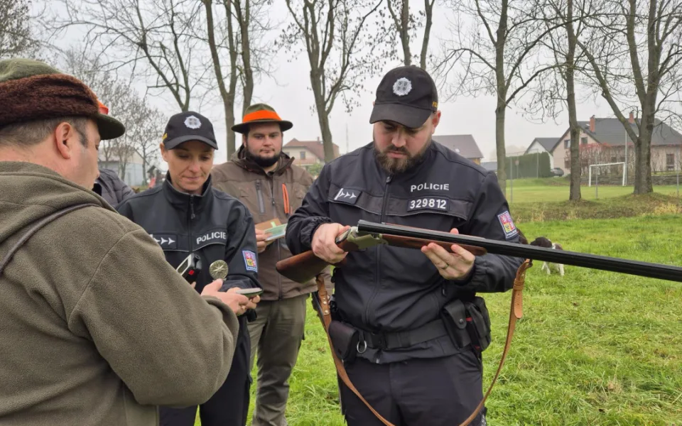 Myslivce na Jihlavsku navštívili policisté. Kontrolovali zbraně i případný alkohol