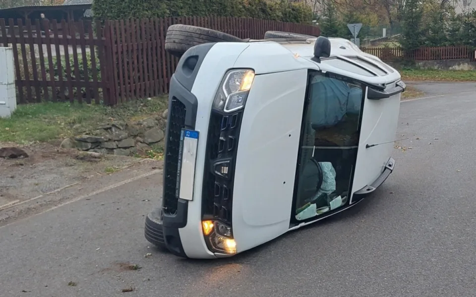 Šestasedmdesátiletý řidič otočil v Komárovicích u Brtnice dacii na bok. Foto: Se svolením Policie ČR