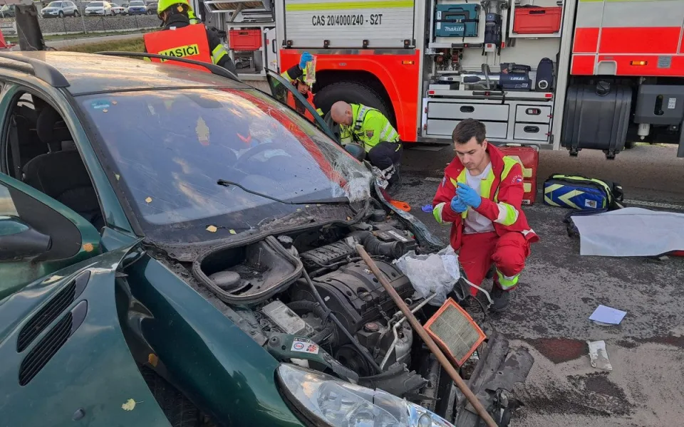 Dnešní nehoda tří aut u Lukavce skončila tragicky, silnice je uzavřená
