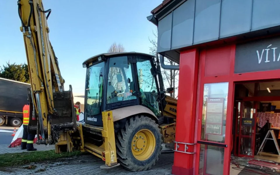 Do obchodního domu v Havlíčkově Brodě narazil bagr, řidič skončil v nemocnici