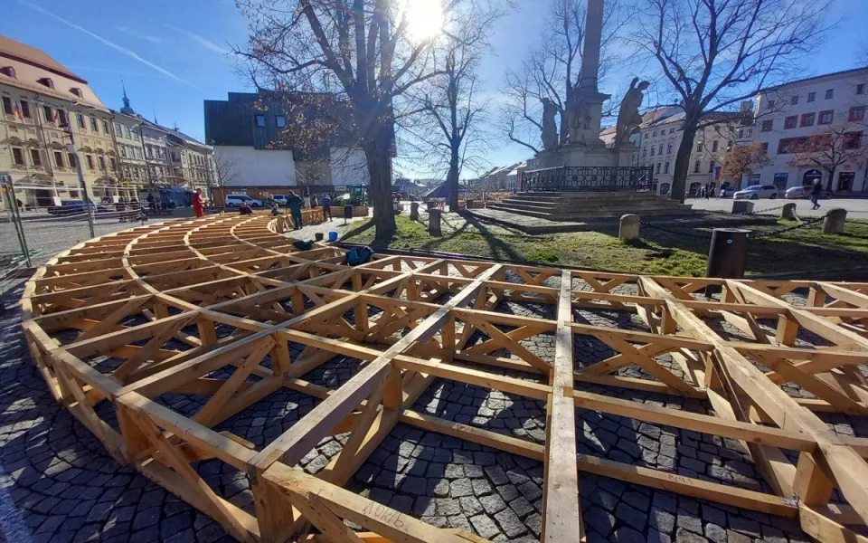 FOTO: Na jihlavském náměstí staví konstrukci pro kluziště. Bruslení bude zdarma