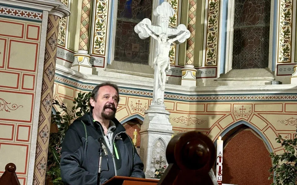 Petr Chytil při komentované prohlídce kaple na jihlavském ústředním hřbitově