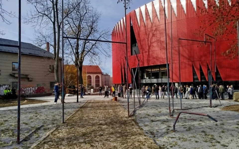 U arény byla představena obří socha z trubek ze starého zimáku
