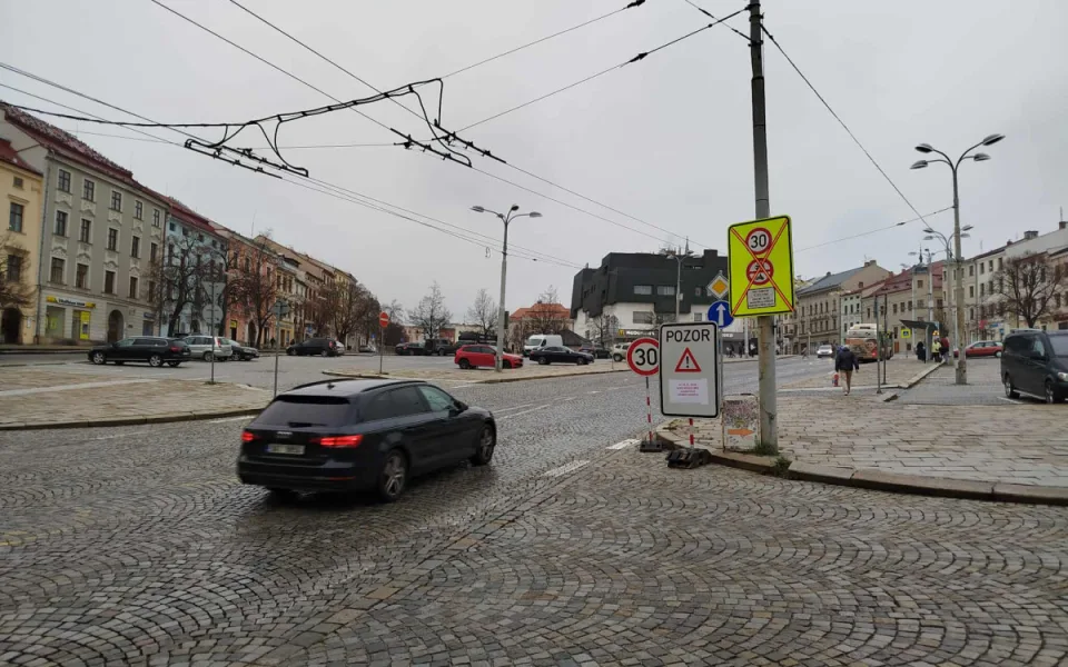 Pozor v centru Jihlavy. Masarykovo náměstí nemá být od dnešního dne zase průjezdné