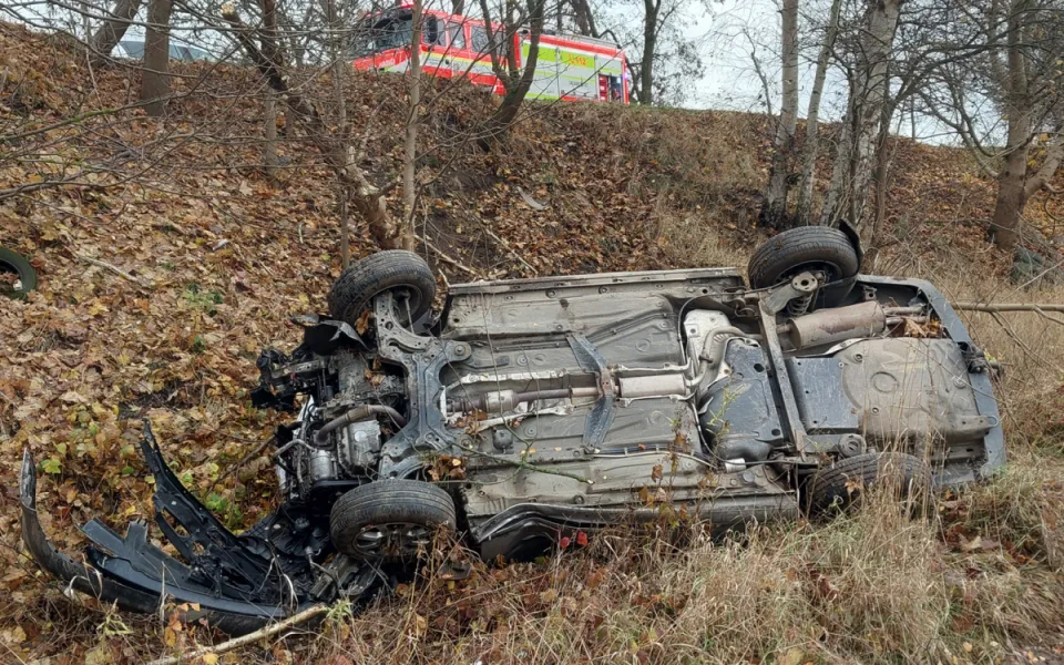 U Telče havaroval řidič pod vlivem alkoholu. Na místě přišel o řidičák. Foto: Se svolením Policie ČR